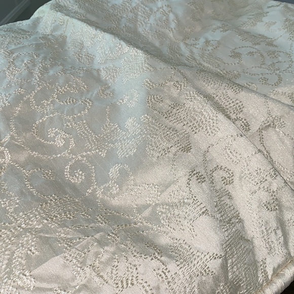 Euro shams pair of two. Satin cream - Picture 8 of 8